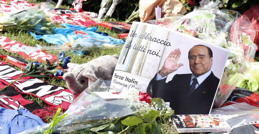 Σίλβιο Μπερλουσκόνι: Με χειροκροτήματα και στρατιωτικές τιμές τον αποχαιρέτησαν οι Ιταλοί - Δείτε βίντεο