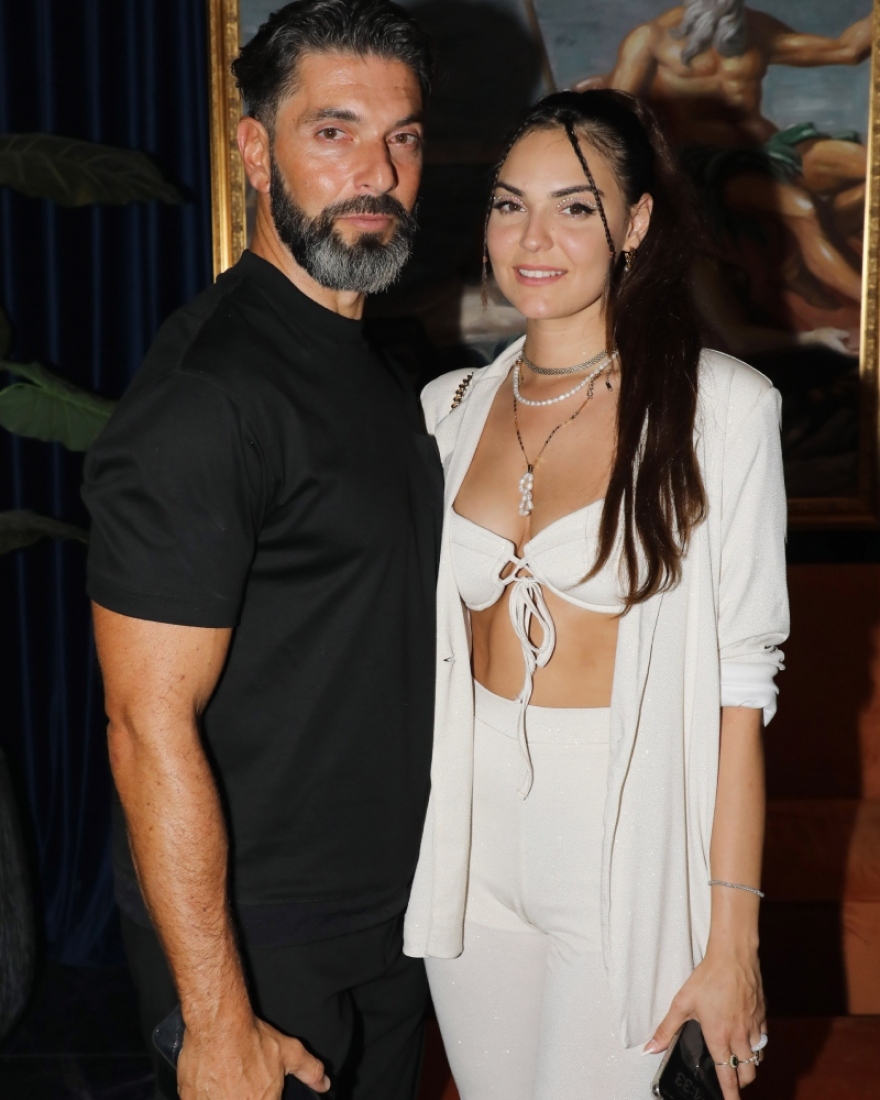 Σπύρος Μαρτίκας-Βρισηίδα Ανδριώτου: Τα φιλιά του ζευγαριού σε νυχτερινό κέντρο - Δείτε φωτογραφίες