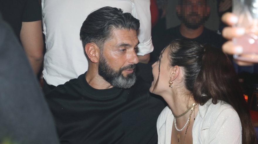 Σπύρος Μαρτίκας-Βρισηίδα Ανδριώτου: Τα φιλιά του ζευγαριού σε νυχτερινό κέντρο - Δείτε φωτογραφίες