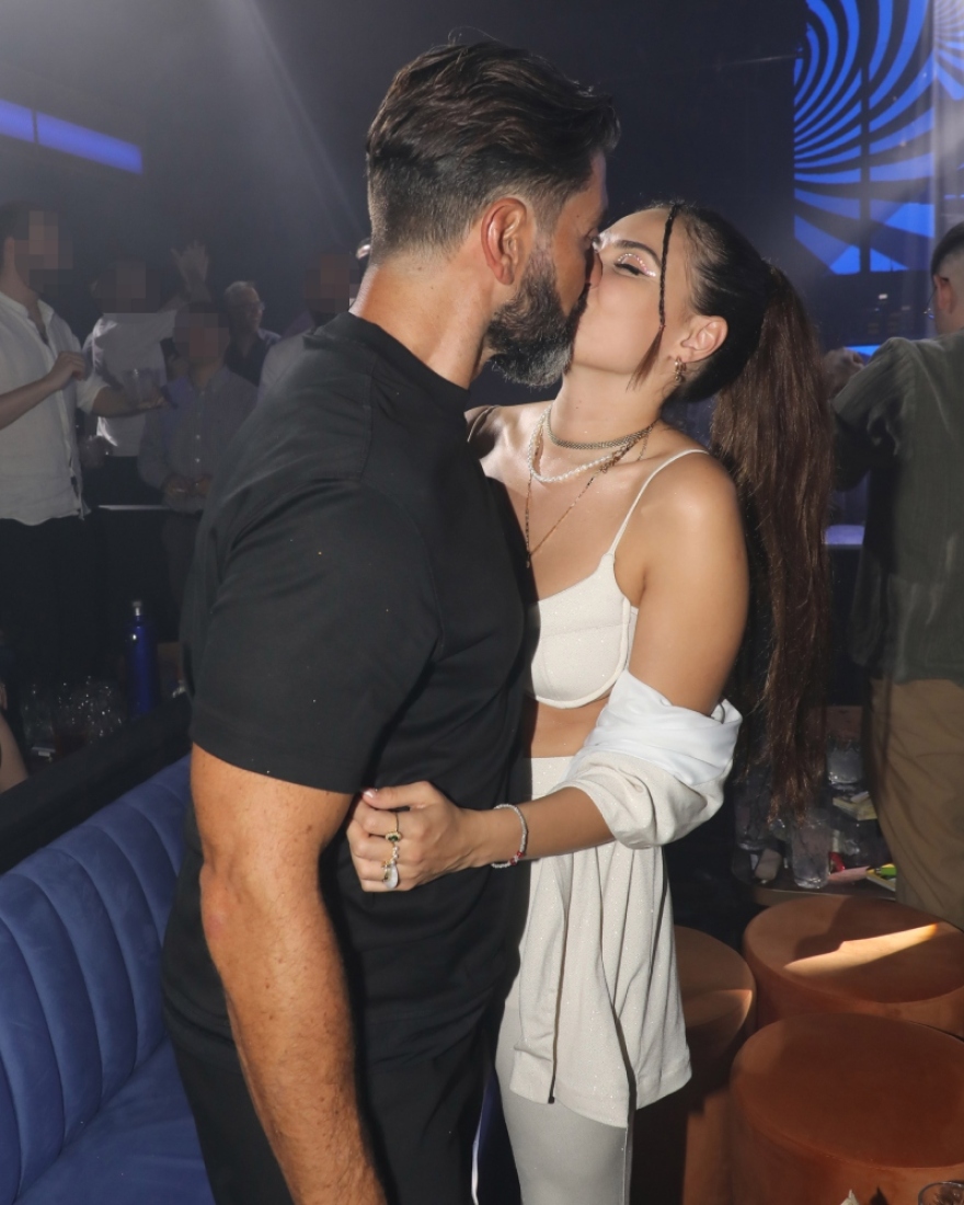 Σπύρος Μαρτίκας-Βρισηίδα Ανδριώτου: Τα φιλιά του ζευγαριού σε νυχτερινό κέντρο - Δείτε φωτογραφίες