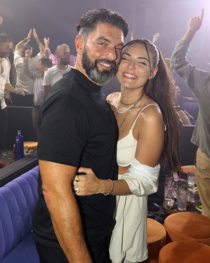 Σπύρος Μαρτίκας-Βρισηίδα Ανδριώτου: Τα φιλιά του ζευγαριού σε νυχτερινό κέντρο - Δείτε φωτογραφίες