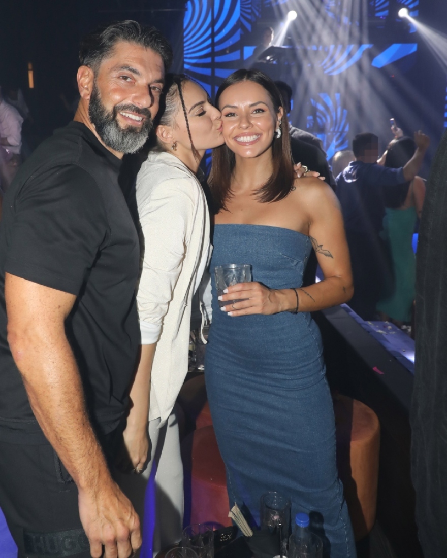 Σπύρος Μαρτίκας-Βρισηίδα Ανδριώτου: Τα φιλιά του ζευγαριού σε νυχτερινό κέντρο - Δείτε φωτογραφίες