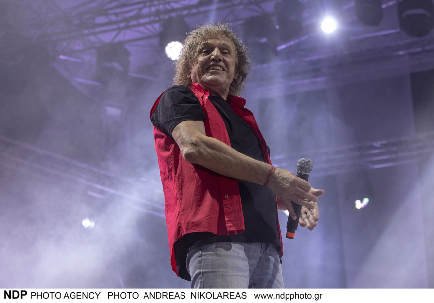 Βασίλης Παπακωνσταντίνου: Αποθέωση για τον τραγουδιστή στο κατάμεστο Καλλιμάρμαρο