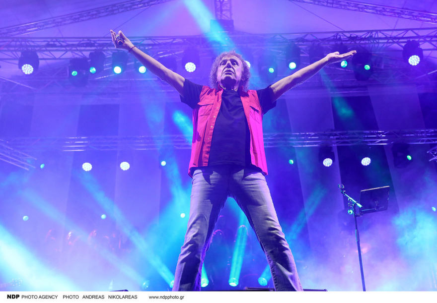 Βασίλης Παπακωνσταντίνου: Αποθέωση για τον τραγουδιστή στο κατάμεστο Καλλιμάρμαρο