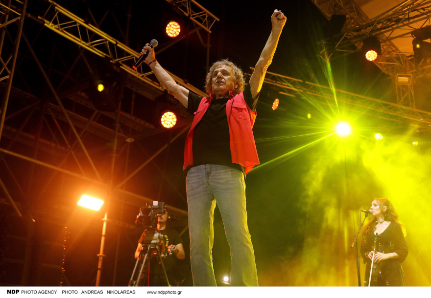 Βασίλης Παπακωνσταντίνου: Αποθέωση για τον τραγουδιστή στο κατάμεστο Καλλιμάρμαρο