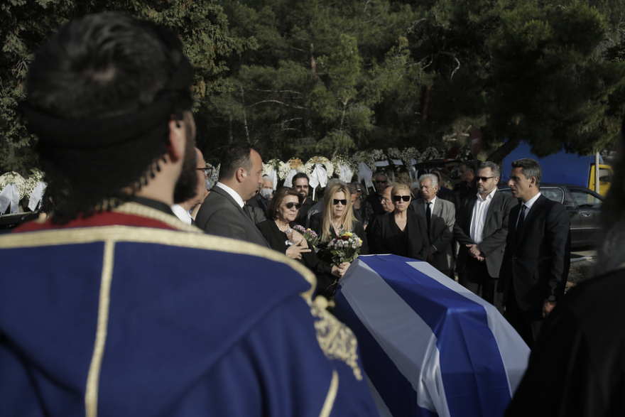 Γιάννης Μαρκόπουλος: Σε κλίμα βαθιάς συγκίνησης η κηδεία του - «Αθάνατος» φώναζαν