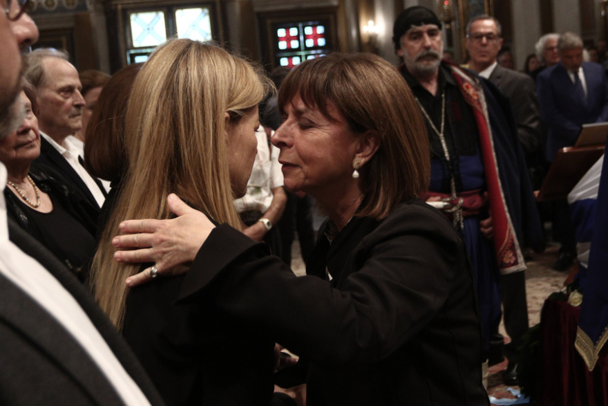 Γιάννης Μαρκόπουλος: Σε κλίμα βαθιάς συγκίνησης η κηδεία του - «Αθάνατος» φώναζαν