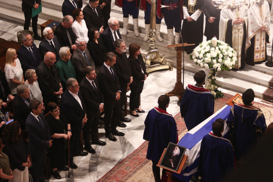 Γιάννης Μαρκόπουλος: Σε κλίμα βαθιάς συγκίνησης η κηδεία του - «Αθάνατος» φώναζαν