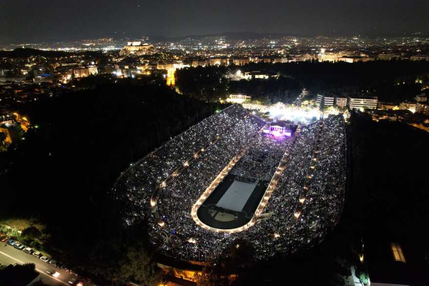 Βασίλης Παπακωνσταντίνου: Αποθέωση για τον τραγουδιστή στο κατάμεστο Καλλιμάρμαρο