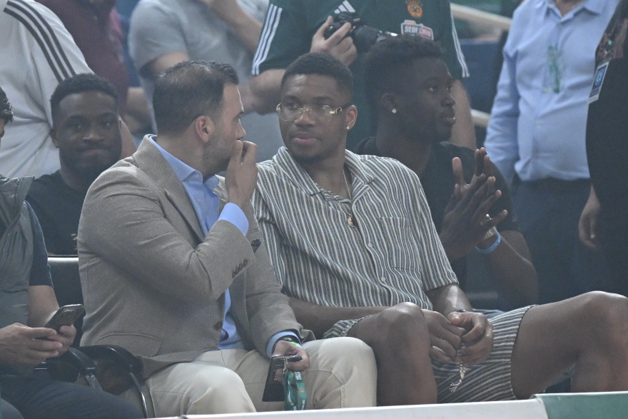 Γιάννης Αντετοκούνμπο: Με κομπολόι, γυαλιά και την οικογένειά του στο ΟΑΚΑ για το Παναθηναϊκός-Ολυμπιακός 