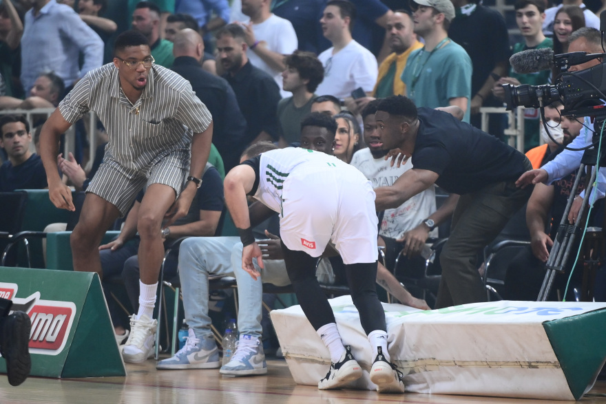 Γιάννης Αντετοκούνμπο: Με κομπολόι, γυαλιά και την οικογένειά του στο ΟΑΚΑ για το Παναθηναϊκός-Ολυμπιακός 