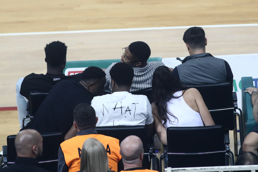 Γιάννης Αντετοκούνμπο: Με κομπολόι, γυαλιά και την οικογένειά του στο ΟΑΚΑ για το Παναθηναϊκός-Ολυμπιακός 