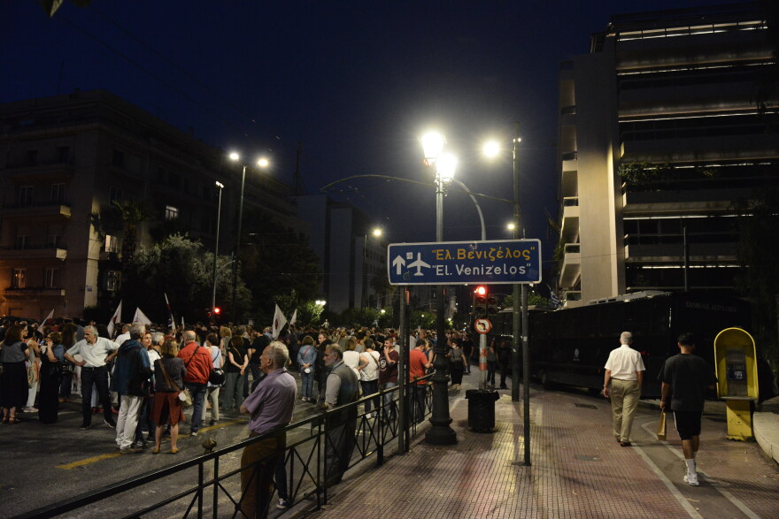 Ναυάγιο στην Πύλο: Μολότοφ και επεισόδια από «δικαιωματιστές» στο κέντρο της Αθήνας - Βίντεο και φωτογραφίες