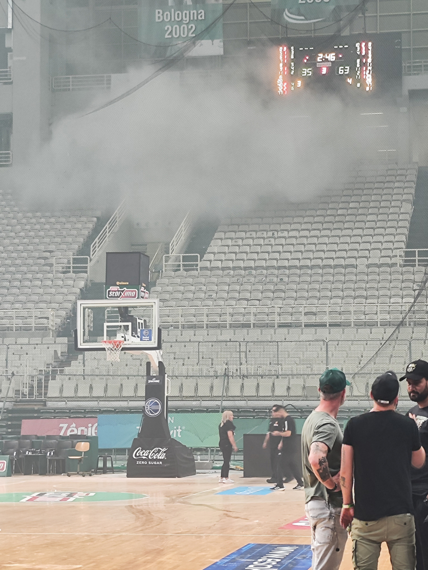 Basket League: Πρωταθλητής ο Ολυμπιακός - Οριστική διακοπή στο ΟΑΚΑ μετά τα επεισόδια με οπαδούς του Παναθηναϊκού και ΜΑΤ μέσα στο κλειστό