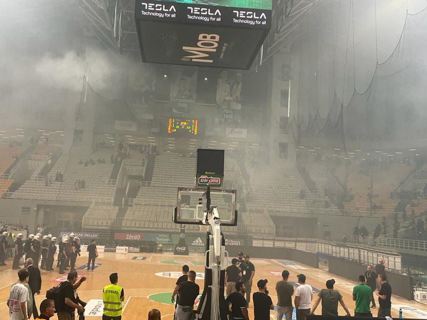 Basket League: Πρωταθλητής ο Ολυμπιακός - Οριστική διακοπή στο ΟΑΚΑ μετά τα επεισόδια με οπαδούς του Παναθηναϊκού και ΜΑΤ μέσα στο κλειστό