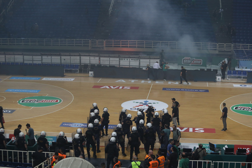 Basket League: Πρωταθλητής ο Ολυμπιακός - Οριστική διακοπή στο ΟΑΚΑ μετά τα επεισόδια με οπαδούς του Παναθηναϊκού και ΜΑΤ μέσα στο κλειστό