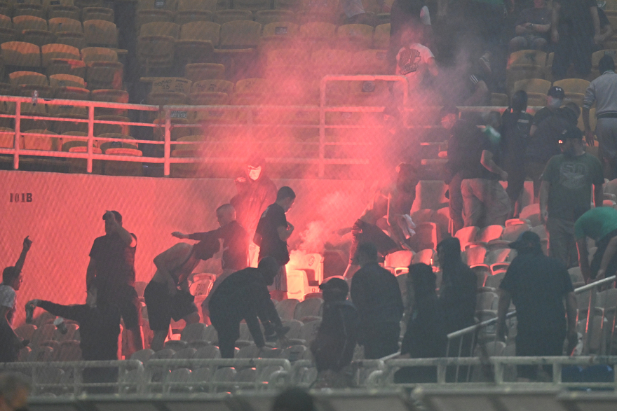Basket League: Πρωταθλητής ο Ολυμπιακός - Οριστική διακοπή στο ΟΑΚΑ μετά τα επεισόδια με οπαδούς του Παναθηναϊκού και ΜΑΤ μέσα στο κλειστό