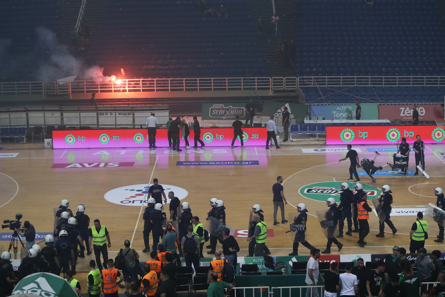 Basket League: Πρωταθλητής ο Ολυμπιακός - Οριστική διακοπή στο ΟΑΚΑ μετά τα επεισόδια με οπαδούς του Παναθηναϊκού και ΜΑΤ μέσα στο κλειστό