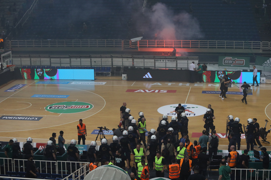 Basket League: Πρωταθλητής ο Ολυμπιακός - Οριστική διακοπή στο ΟΑΚΑ μετά τα επεισόδια με οπαδούς του Παναθηναϊκού και ΜΑΤ μέσα στο κλειστό