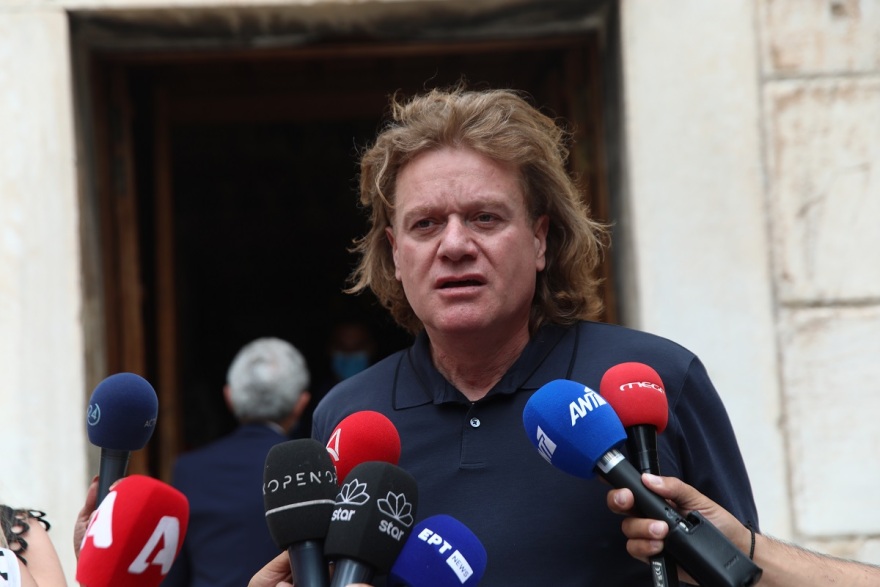 Γιάννης Μαρκόπουλος: Σε κλίμα βαθιάς συγκίνησης η κηδεία του - «Αθάνατος» φώναζαν