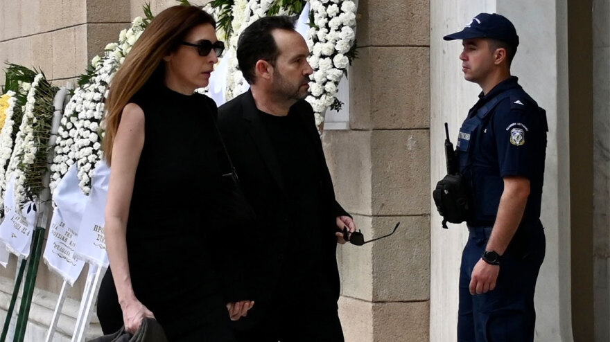 Γιάννης Μαρκόπουλος: Σε κλίμα βαθιάς συγκίνησης η κηδεία του - «Αθάνατος» φώναζαν