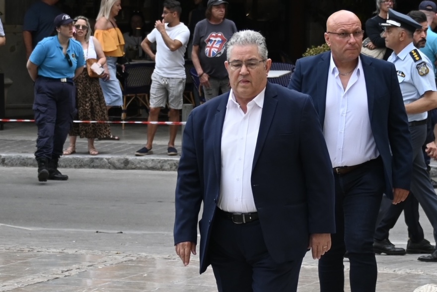 Γιάννης Μαρκόπουλος: Σε κλίμα βαθιάς συγκίνησης η κηδεία του - «Αθάνατος» φώναζαν