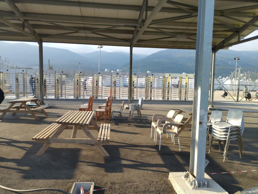 Ναυάγιο στην Πύλο: Θρήνος για τους νεκρούς - 9 συλλήψεις διακινητών, το πρωί οι διασωθέντες στη Μαλακάσα