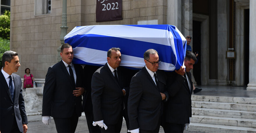 Γιάννης Μαρκόπουλος: Σε κλίμα βαθιάς συγκίνησης η κηδεία του - «Αθάνατος» φώναζαν