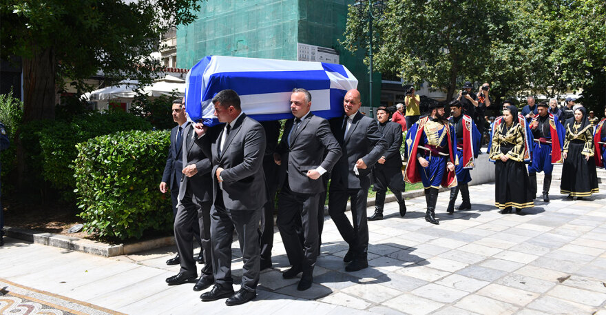 Γιάννης Μαρκόπουλος: Σε κλίμα βαθιάς συγκίνησης η κηδεία του - «Αθάνατος» φώναζαν