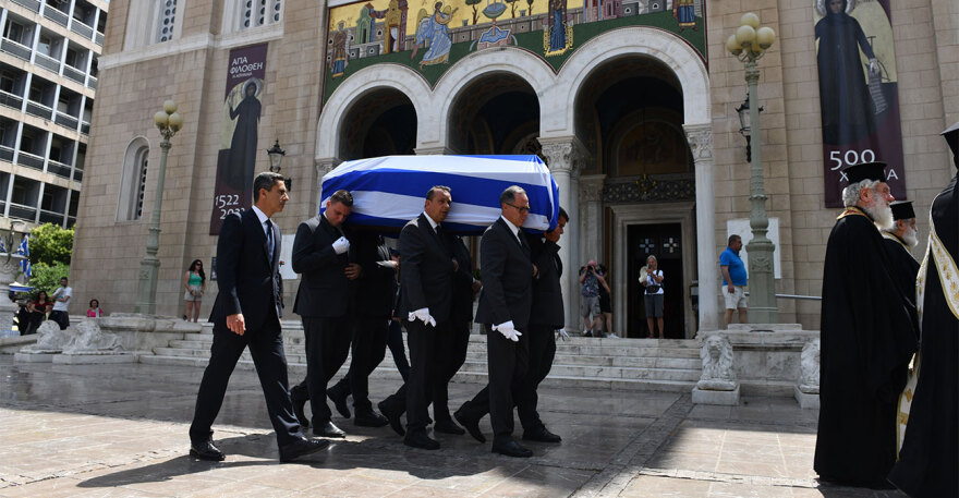 Γιάννης Μαρκόπουλος: Σε κλίμα βαθιάς συγκίνησης η κηδεία του - «Αθάνατος» φώναζαν