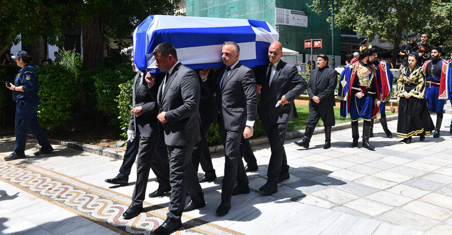 Γιάννης Μαρκόπουλος: Σε κλίμα βαθιάς συγκίνησης η κηδεία του - «Αθάνατος» φώναζαν