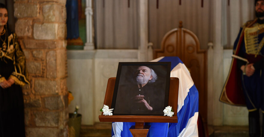 Γιάννης Μαρκόπουλος: Σε κλίμα βαθιάς συγκίνησης η κηδεία του - «Αθάνατος» φώναζαν