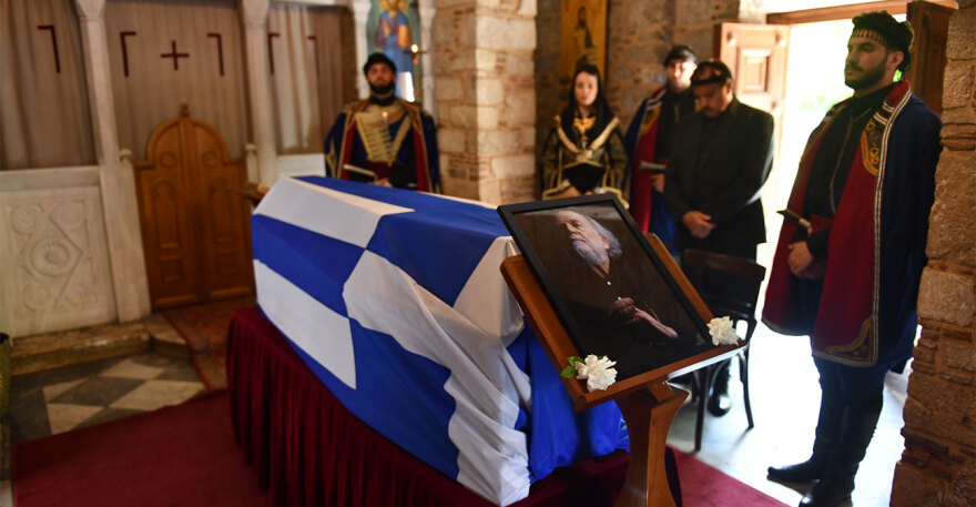 Γιάννης Μαρκόπουλος: Σε κλίμα βαθιάς συγκίνησης η κηδεία του - «Αθάνατος» φώναζαν