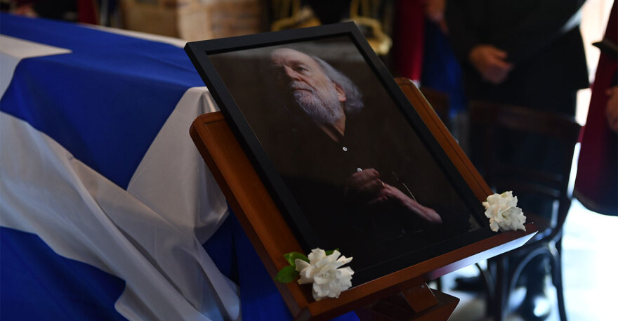 Γιάννης Μαρκόπουλος: Σε κλίμα βαθιάς συγκίνησης η κηδεία του - «Αθάνατος» φώναζαν