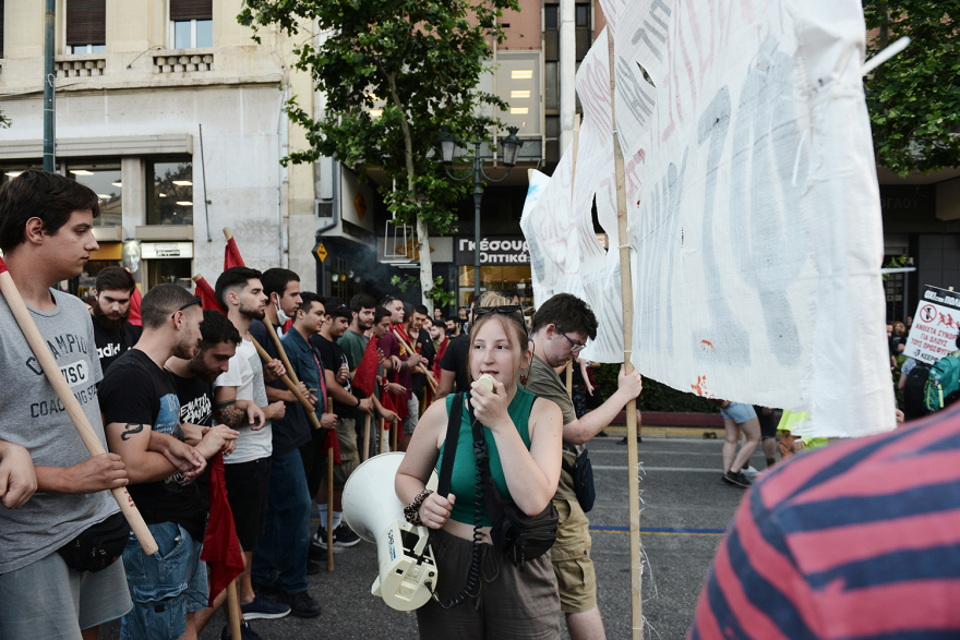 Ναυάγιο στην Πύλο: Μολότοφ και επεισόδια από «δικαιωματιστές» στο κέντρο της Αθήνας - Βίντεο και φωτογραφίες