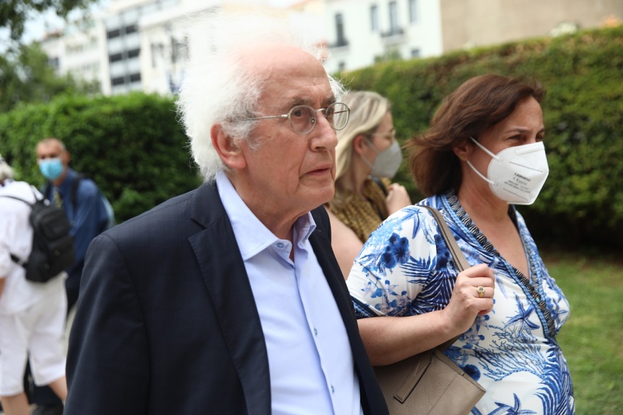 Γιάννης Μαρκόπουλος: Σε κλίμα βαθιάς συγκίνησης η κηδεία του - «Αθάνατος» φώναζαν