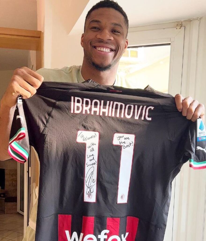 Γιάννης Αντετοκούνμπο: Του έστειλε υπογεγραμμένη φανέλα ο  Ιμπραΐμοβιτς