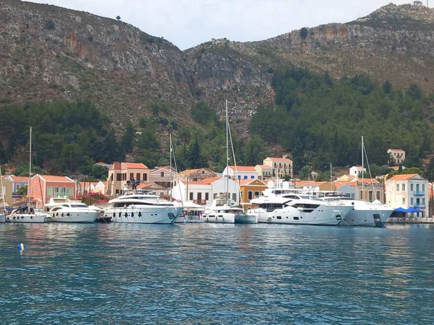 «Βουλιάζει» το Καστελόριζο για τον γάμο του γιου του billionaire Ανδρέα Λιβέρη - Στο νησί φτάνουν θαλαμηγοί και ταχύπλοα