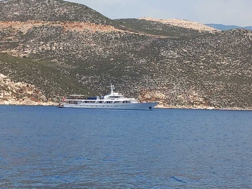 «Βουλιάζει» το Καστελόριζο για τον γάμο του γιου του billionaire Ανδρέα Λιβέρη - Στο νησί φτάνουν θαλαμηγοί και ταχύπλοα