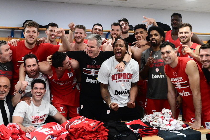 Ολυμπιακός: To «πάρτι» των πρωταθλητών στα αποδυτήρια του ΟΑΚΑ και η υποδοχή στο ΣΕΦ - Δείτε φωτογραφίες και βίντεο