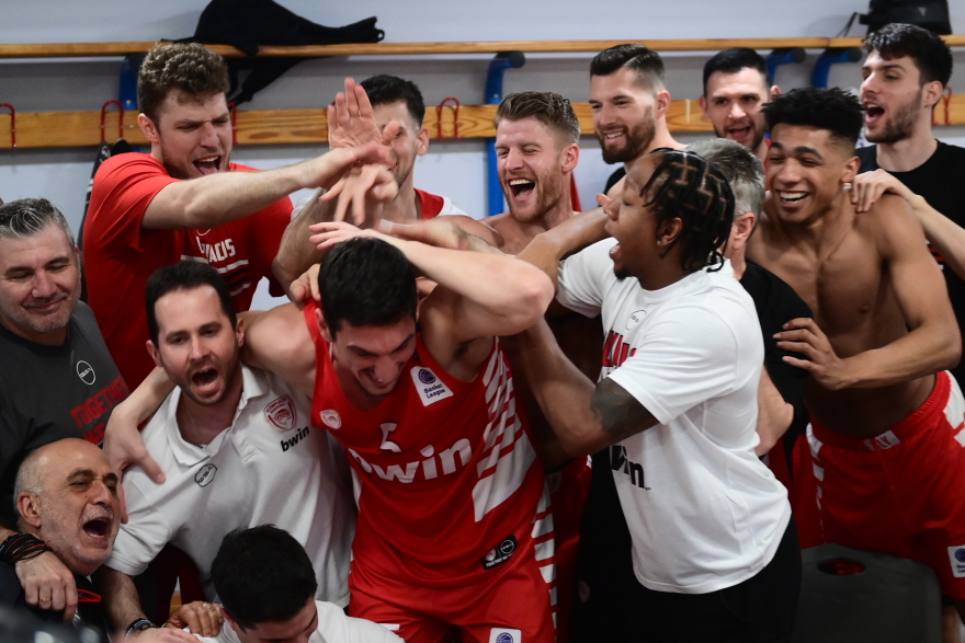 Ολυμπιακός: To «πάρτι» των πρωταθλητών στα αποδυτήρια του ΟΑΚΑ και η υποδοχή στο ΣΕΦ - Δείτε φωτογραφίες και βίντεο