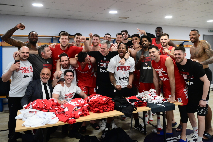 Ολυμπιακός: To «πάρτι» των πρωταθλητών στα αποδυτήρια του ΟΑΚΑ και η υποδοχή στο ΣΕΦ - Δείτε φωτογραφίες και βίντεο