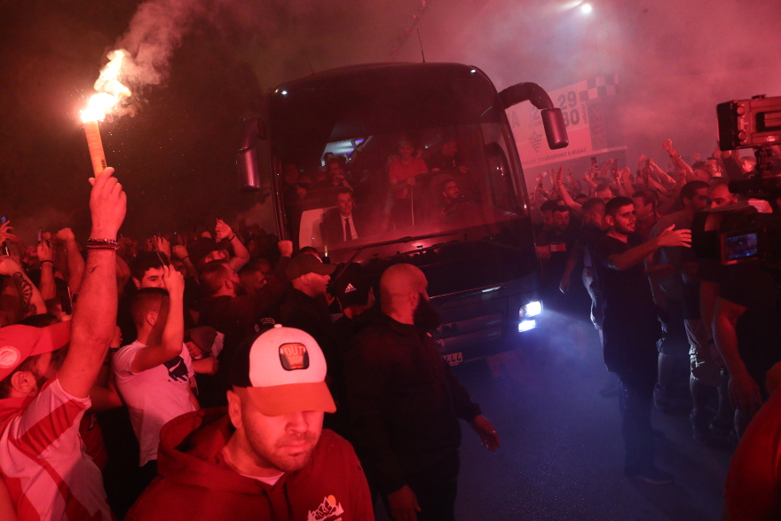 Ολυμπιακός: To «πάρτι» των πρωταθλητών στα αποδυτήρια του ΟΑΚΑ και η υποδοχή στο ΣΕΦ - Δείτε φωτογραφίες και βίντεο