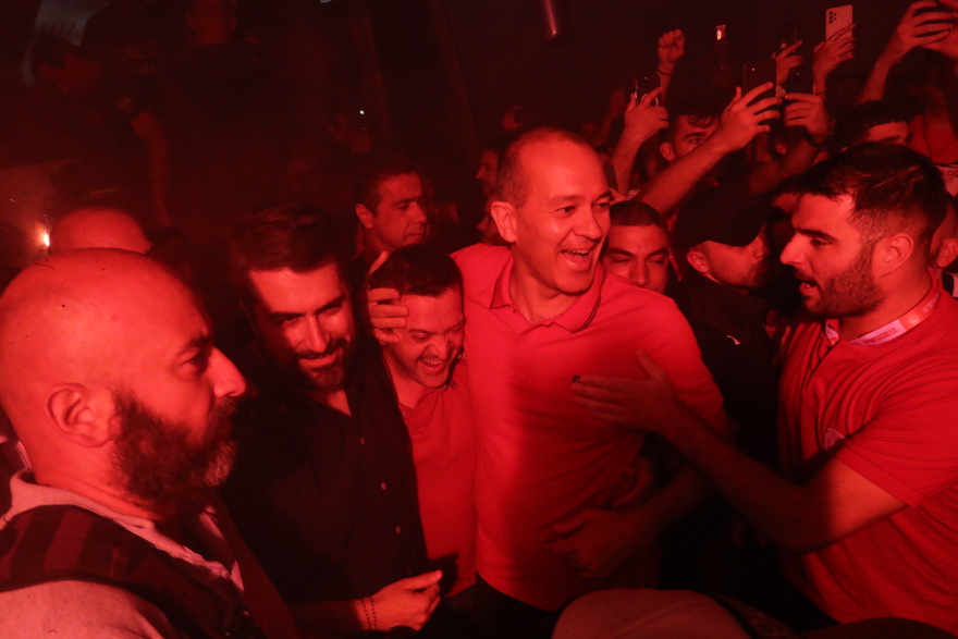 Ολυμπιακός: To «πάρτι» των πρωταθλητών στα αποδυτήρια του ΟΑΚΑ και η υποδοχή στο ΣΕΦ - Δείτε φωτογραφίες και βίντεο