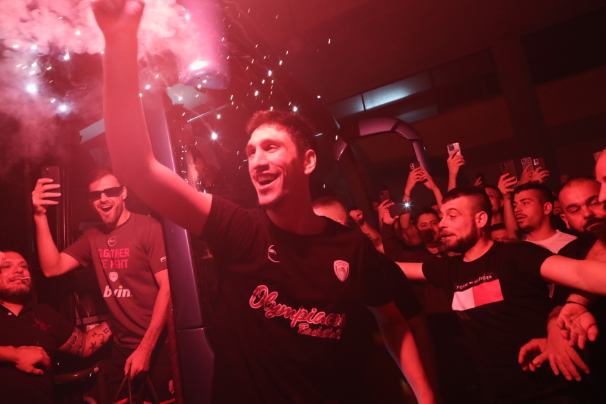 Ολυμπιακός: To «πάρτι» των πρωταθλητών στα αποδυτήρια του ΟΑΚΑ και η υποδοχή στο ΣΕΦ - Δείτε φωτογραφίες και βίντεο