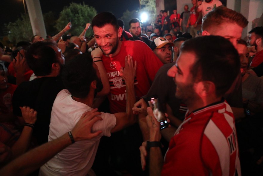 Ολυμπιακός: To «πάρτι» των πρωταθλητών στα αποδυτήρια του ΟΑΚΑ και η υποδοχή στο ΣΕΦ - Δείτε φωτογραφίες και βίντεο