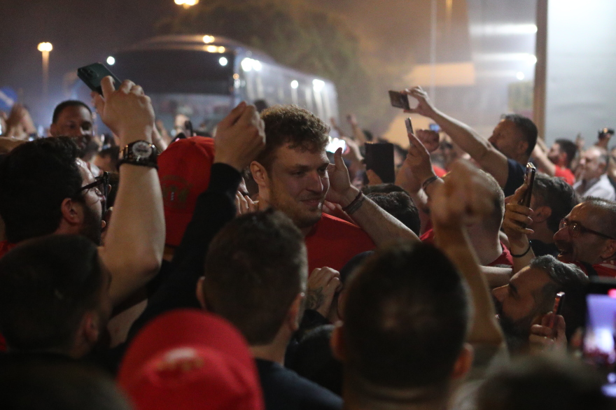 Ολυμπιακός: To «πάρτι» των πρωταθλητών στα αποδυτήρια του ΟΑΚΑ και η υποδοχή στο ΣΕΦ - Δείτε φωτογραφίες και βίντεο