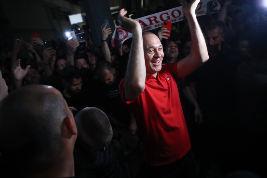 Ολυμπιακός: Το «πάρτι» τίτλου στην... εμπόλεμη ζώνη του ΟΑΚΑ και η υποδοχή των πρωταθλητών - Δείτε βίντεο και φωτογραφίες