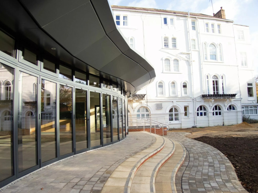 Lambrook School:Το θρυλικό σχολείο όπου φοιτά το «αύριο» της βρετανικής βασιλικής οικογένειας