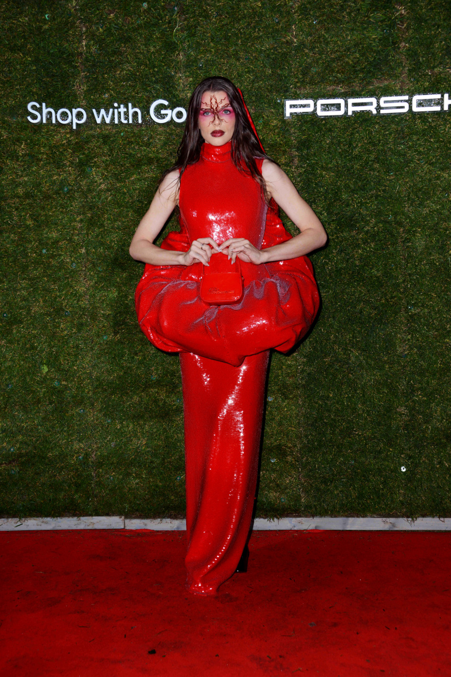 Τζούλια Φοξ: Σε επίδειξη μόδας με λάτεξ φόρεμα που άφηνε γυμνά τα οπίσθιά της